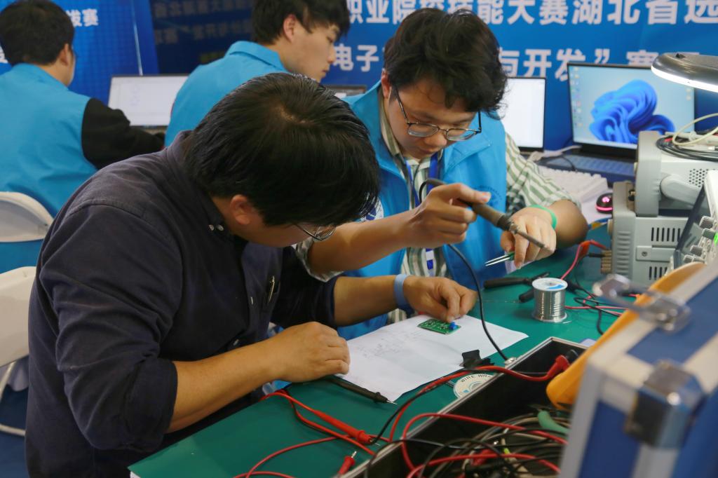 智能电子产品设计与开发赛项点燃创新火花——记2024年国赛湖北省选拔赛在我院成功开赛